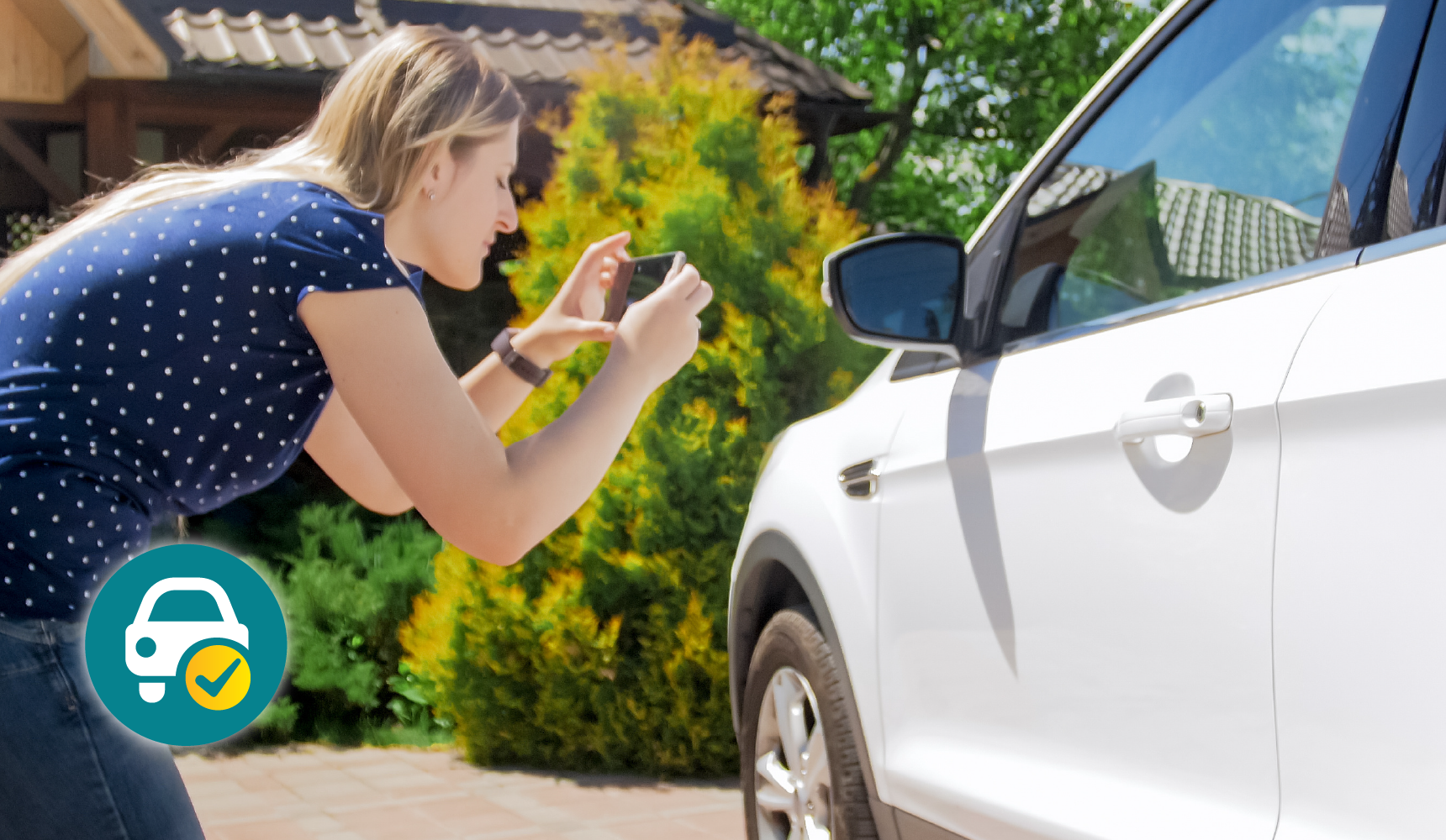 A women taking close-up images of her car using CitNOW Appraise